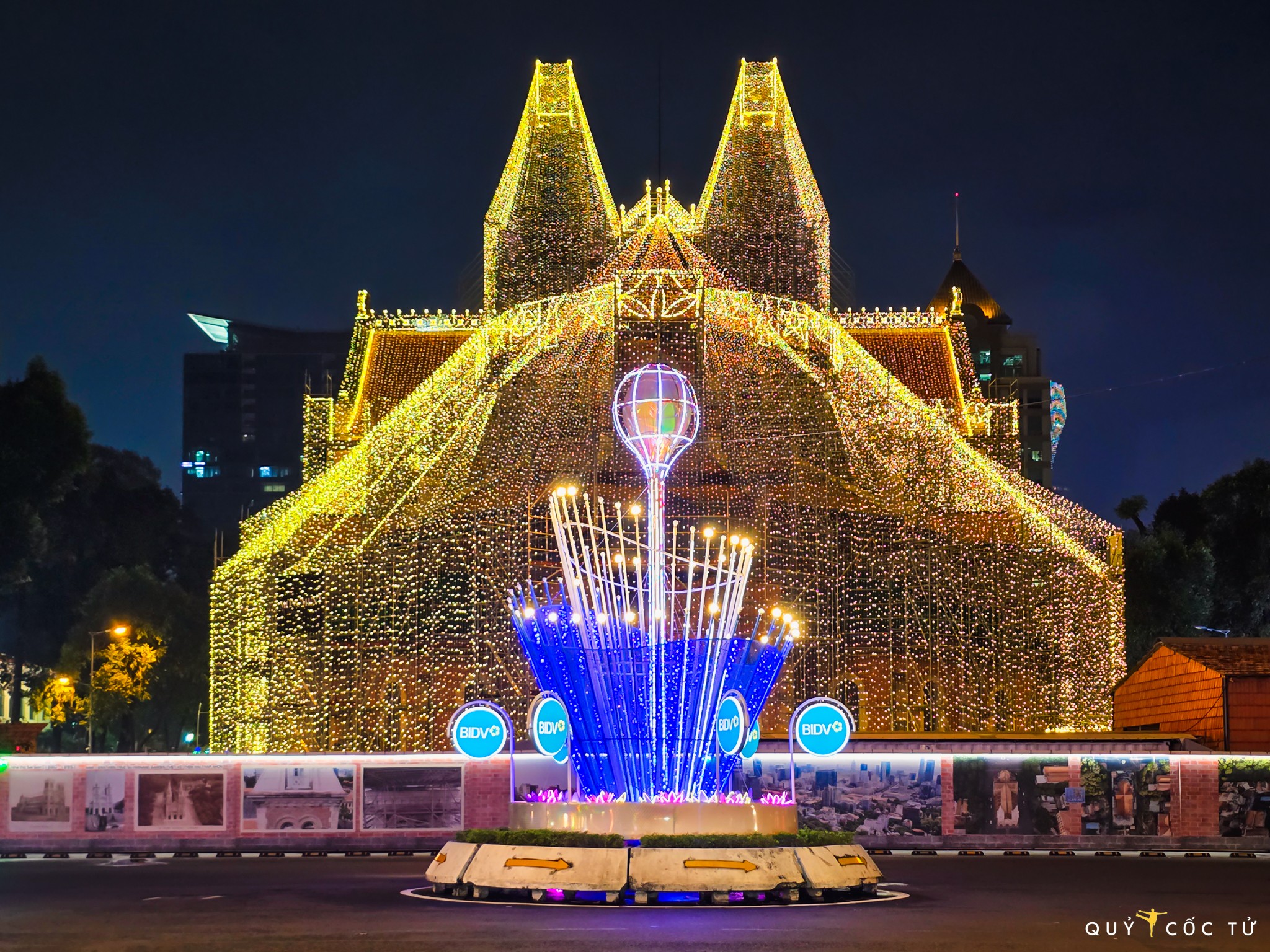 Lich thap den nam nay keo dai tu 29.11.2025 toi 5.1.2026, moi ngay den bat tu 18h45 toi khuya. Rieng tu ngay 8.12.2025 toi 5.1.2026 nha tho mo den xuyen suot toi 3h sang hom sau.