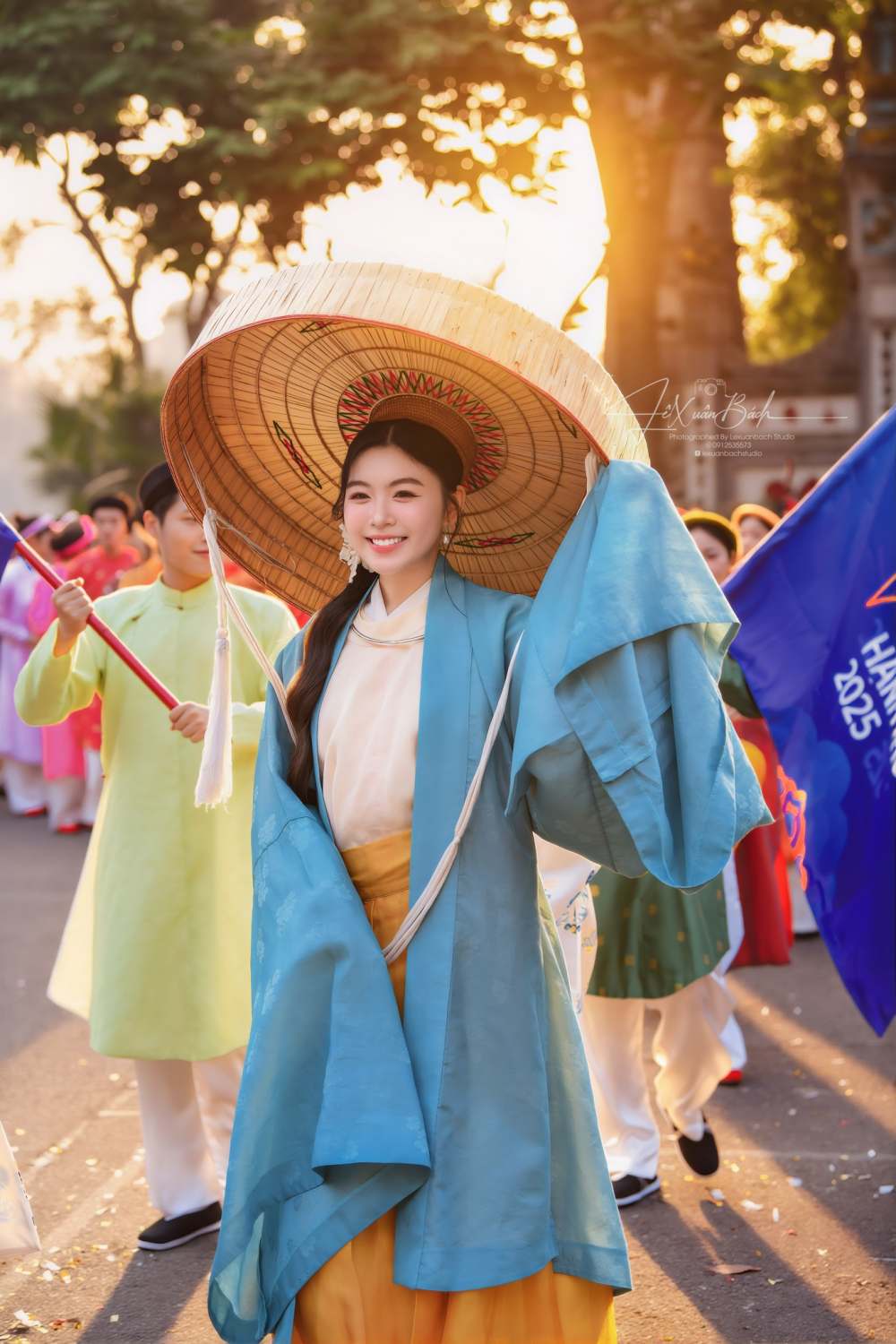 Con gái Phó Chủ tịch Hội điện ảnh Việt Nam xinh đẹp trên phố. Ảnh: Lê Xuân Bách.