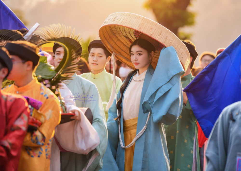 Lọ Lem mặc cổ phục, nhan sắc nổi bật trên phố. Ảnh: Lê Xuân Bách.