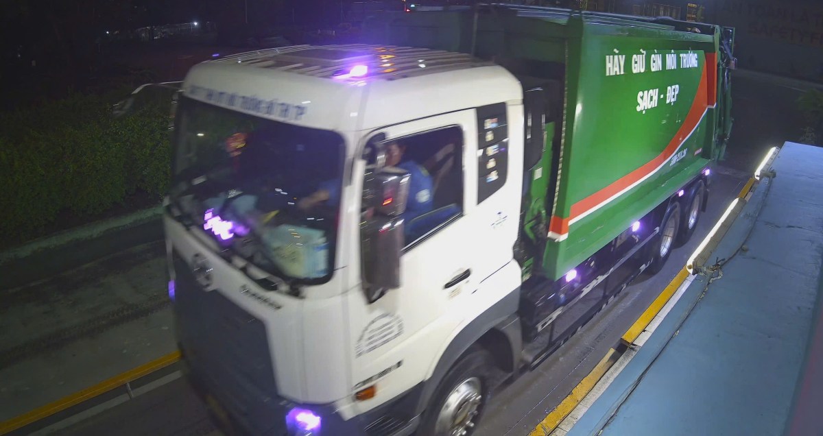 Doi khung gio tiep nhan rac tai Da Phuoc tu ngay sang dem. Anh: Anh Tu