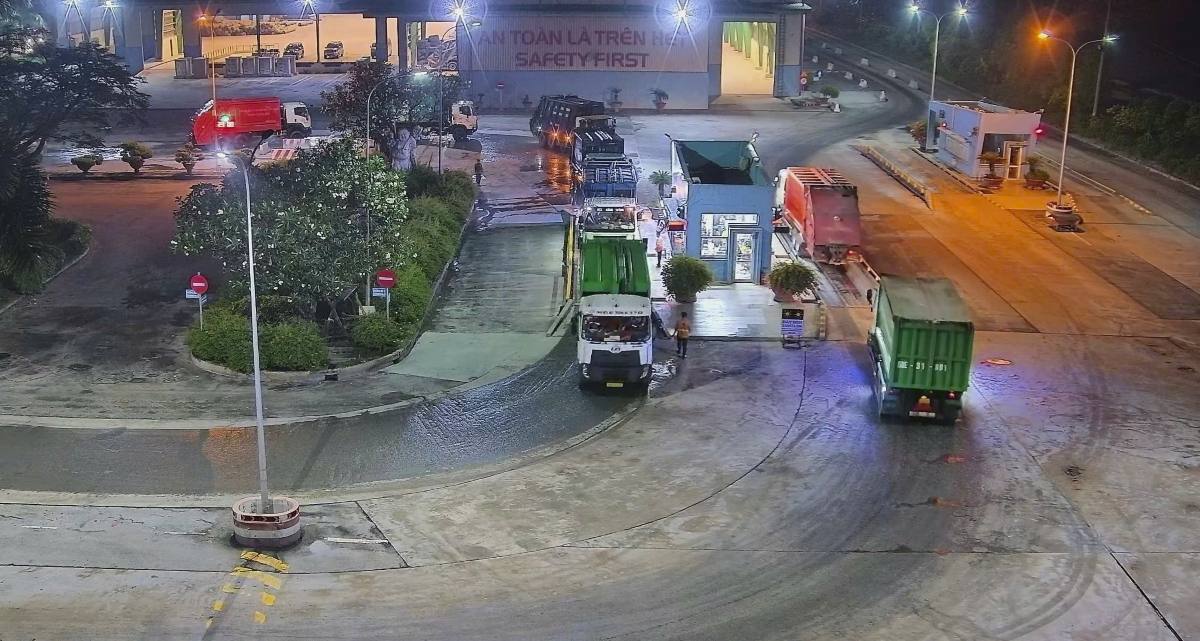 Cac xe van chuyen rac vao Khu lien hop xu ly chat thai Da Phuoc (bai rac Da Phuoc). Anh: Anh Tu