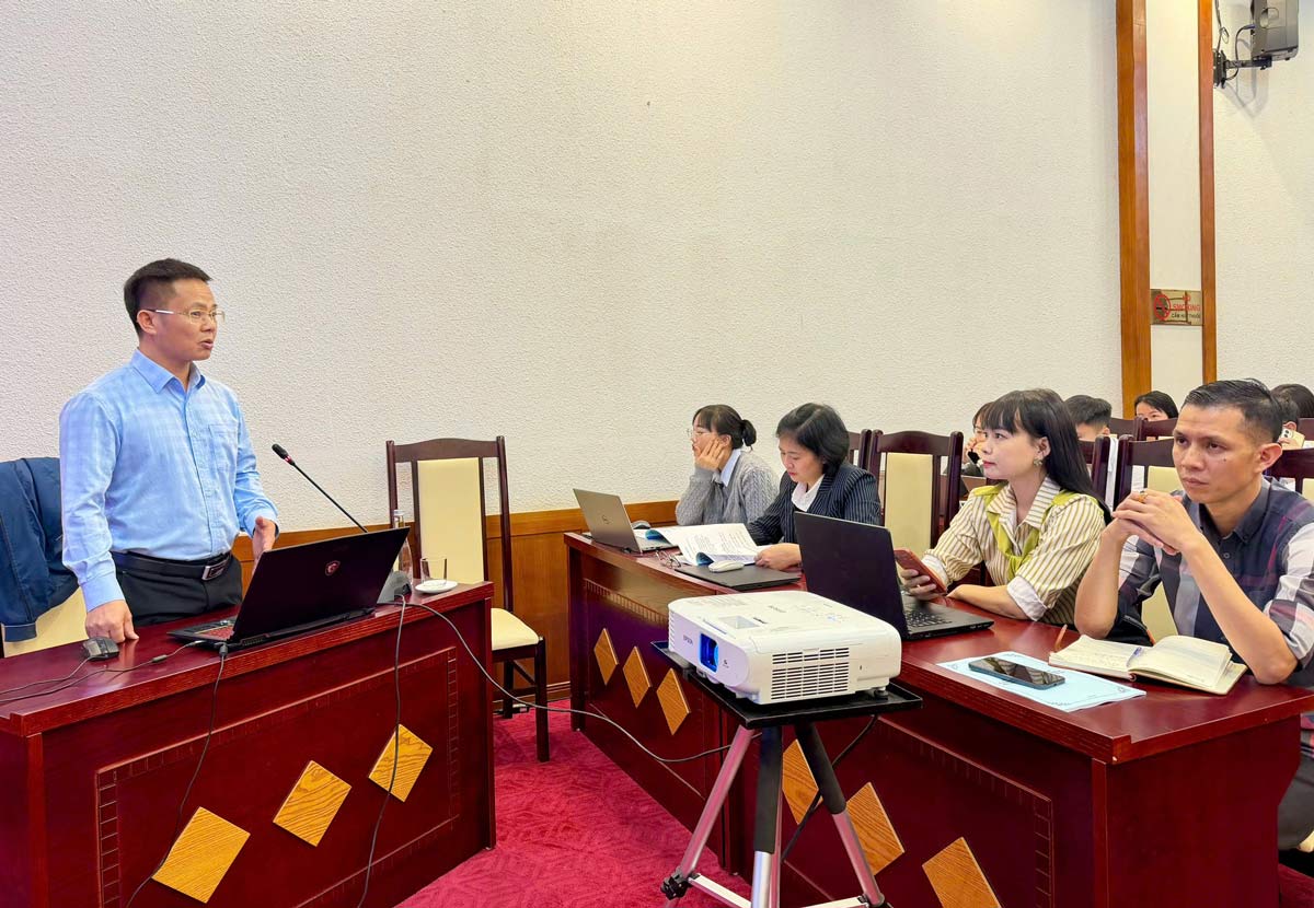 El periodista Do Ngoc Ha vicepresidente permanente de la Asociacion de Periodistas de la provincia de Quang Ninh transmite habilidades para escribir noticias y articulos; aplicando inteligencia artificial (IA) en la creacion de contenido. Foto: Thanh Tung