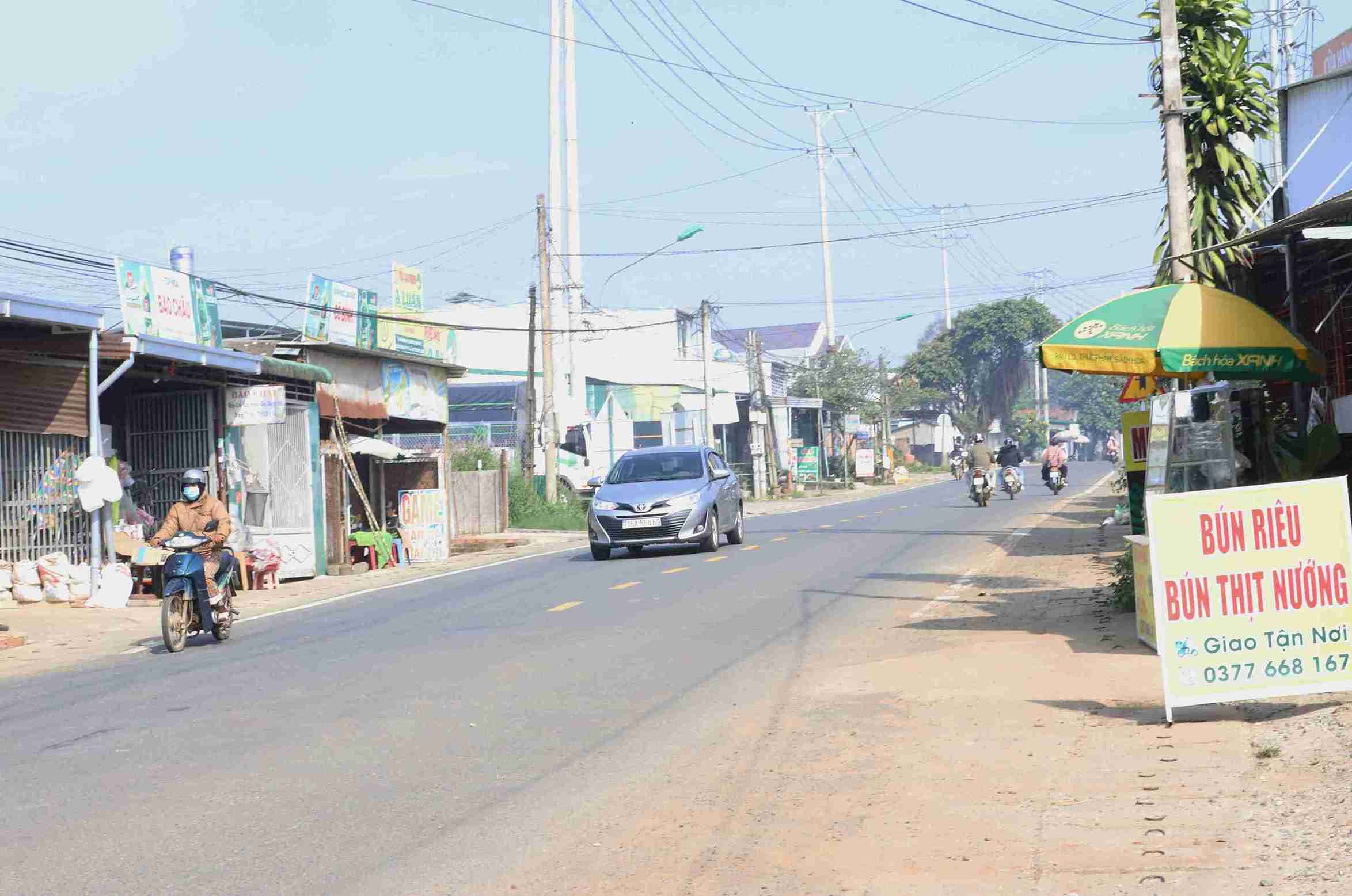 Phuong tien luu thong qua lai tren Quoc lo 55, doan qua phuong B'Lao. Anh: Phuc Khanh