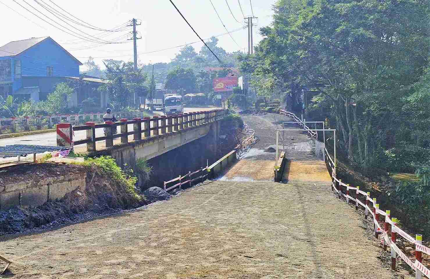 Cau tam ben canh cau Dai Binh da duoc hoan thanh de phuong tien luu thong qua lai. Anh: Phuc Khanh