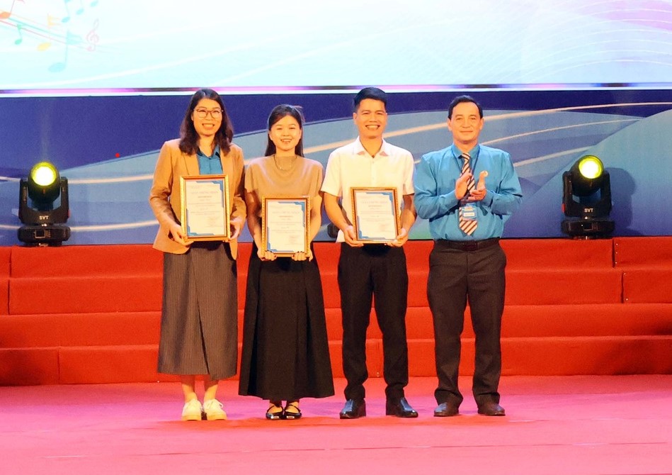 El Sr. Dinh Quoc Tuan - Presidente de la Federacion Laboral de la provincia de Quang Ngai entrega premios a los concursantes premiados en el Concurso. Foto: Quoc Chinh