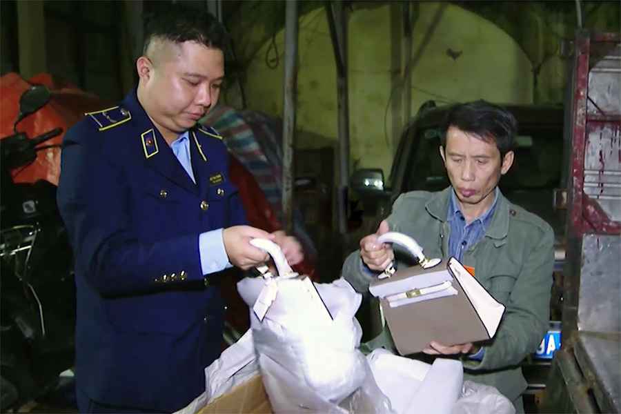 Luc luong chuc nang kiem tra luong lon tui xach nghi gia mao nhan hieu. Anh: Chi Cuc QLTT Ha Noi