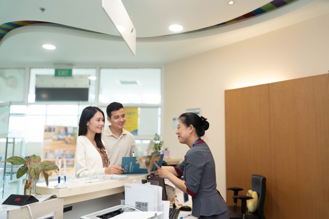 Actress Thanh Hien and her husband at City International Hospital. Photo: BVCC