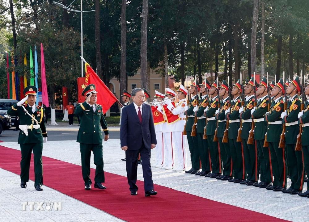 Tong Bi thu To Lam den du Le ky niem 80 nam Ngay truyen thong luc luong vu trang Quan khu 9 va don nhan danh hieu Anh hung Luc luong vu trang Nhan dan. Anh: TTXVN