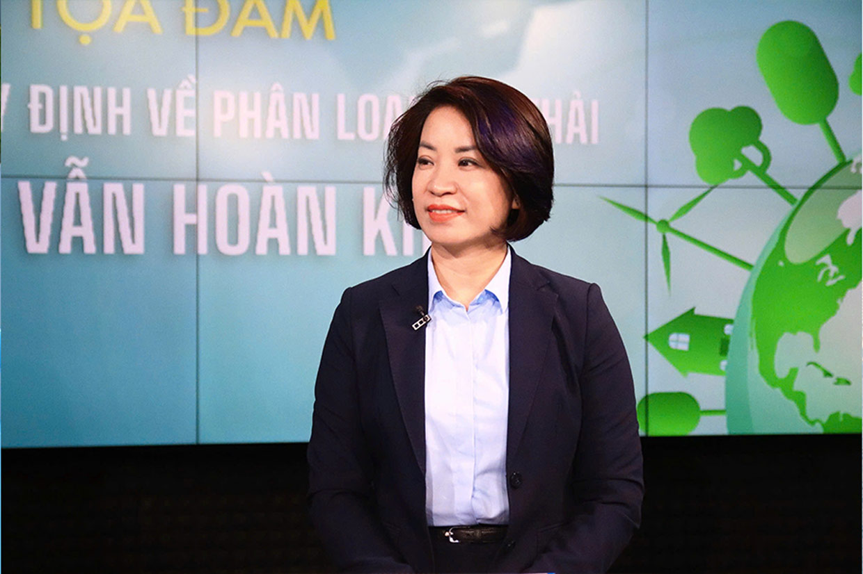 Ba Nguyen Thi Thuy Hang, Pho Giam doc Chi nhanh Urenco Hoan Kiem, Cong ty Urenco Ha Noi dua ra nhieu bien phap de thuc hien hieu qua viec phan loai rac. Anh: Dinh Hiep