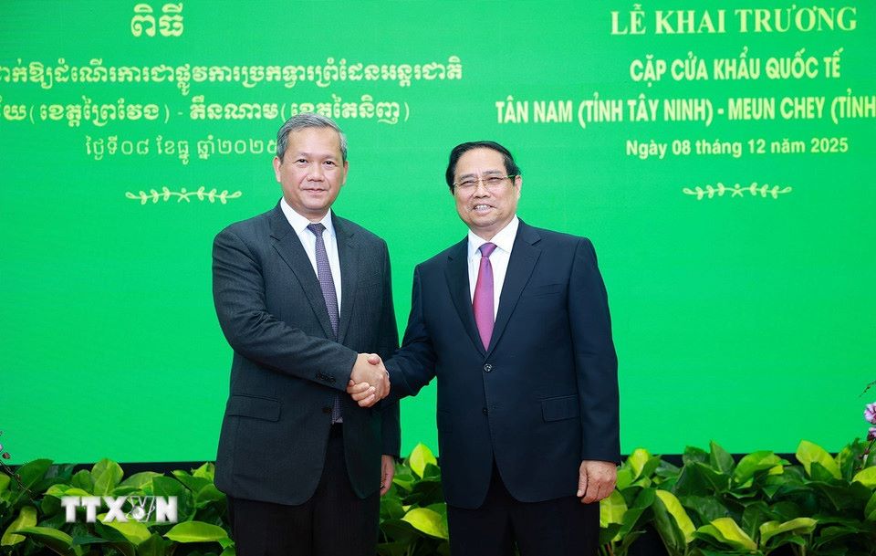 Politburo member, Prime Minister Pham Minh Chinh and Cambodian Prime Minister Hun Manet held talks after the opening ceremony of the Tan Nam - Meun Chey international border gate pair. Photo: VNA