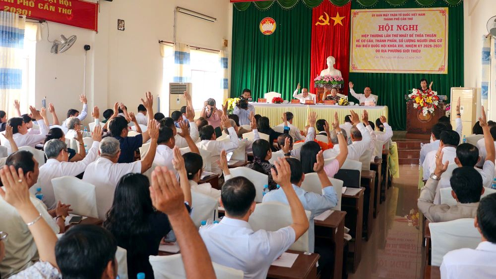 Các đại biểu tham dự Hội nghị hiệp thương biểu quyết thống nhất về cơ cấu, thành phần, số lượng người ứng cử đại biểu Quốc hội khóa XVI, nhiệm kỳ 2026-2031, do địa phương giới thiệu. Ảnh: CHÂU ANH