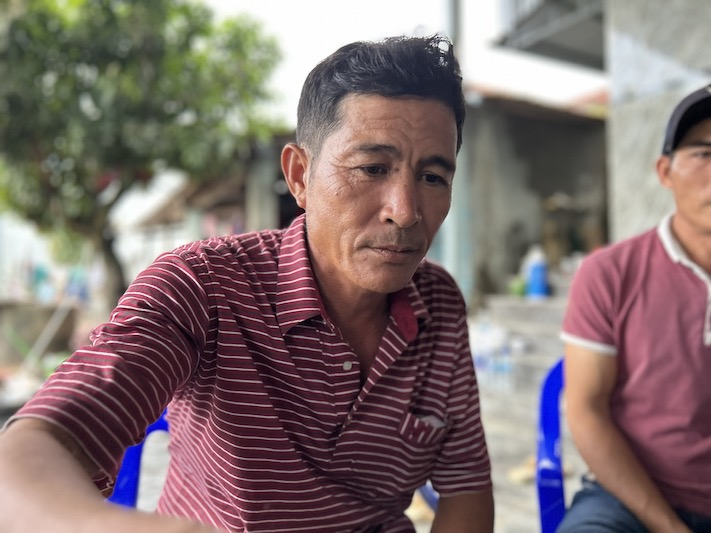 Ông Hồ Chí Liện kể lại câu chuyện cứu người trong đêm. Ảnh: Ngân Hà