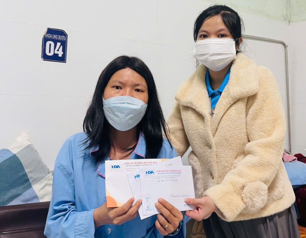 La Sra. Tran Thi Ngoc Phuong recibe apoyo para luchar contra la enfermedad. Foto: Sindicato Textil y de la Confeccion de Hue