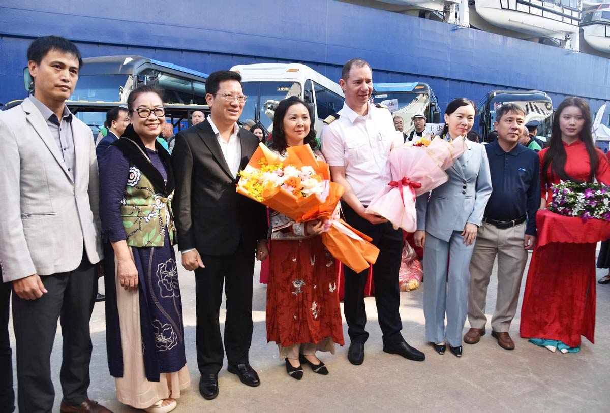 ថ្នាក់ដឹកនាំមន្ទីរវប្បធម៌ កីឡា និងទេសចរណ៍ខេត្ត Quang Ninh បានអបអរសាទរក្រុមភ្ញៀវទេសចរណ៍នៅលើកប៉ាល់។