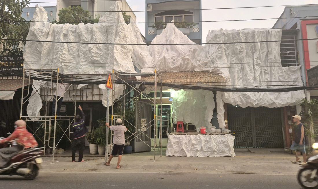 Người dân dựng hang đá, tiểu cảnh chuẩn bị cho dịp Giáng sinh. Ảnh: Nguyên Chân