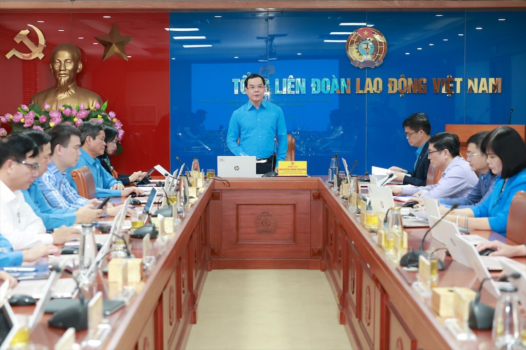 제15차 회의(제13기) 베트남 노동총연맹 상무위원회. 사진: 하이 응우옌