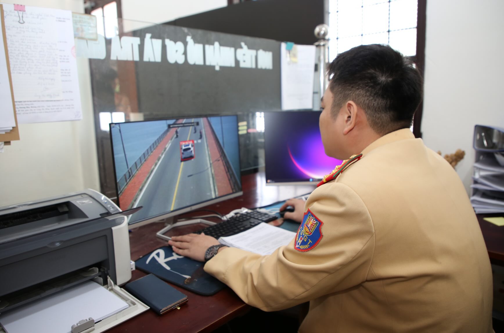 Lực lượng CSGT kiểm tra các trường hợp vi phạm quy định an toàn giao thông. Ảnh: Công Sáng