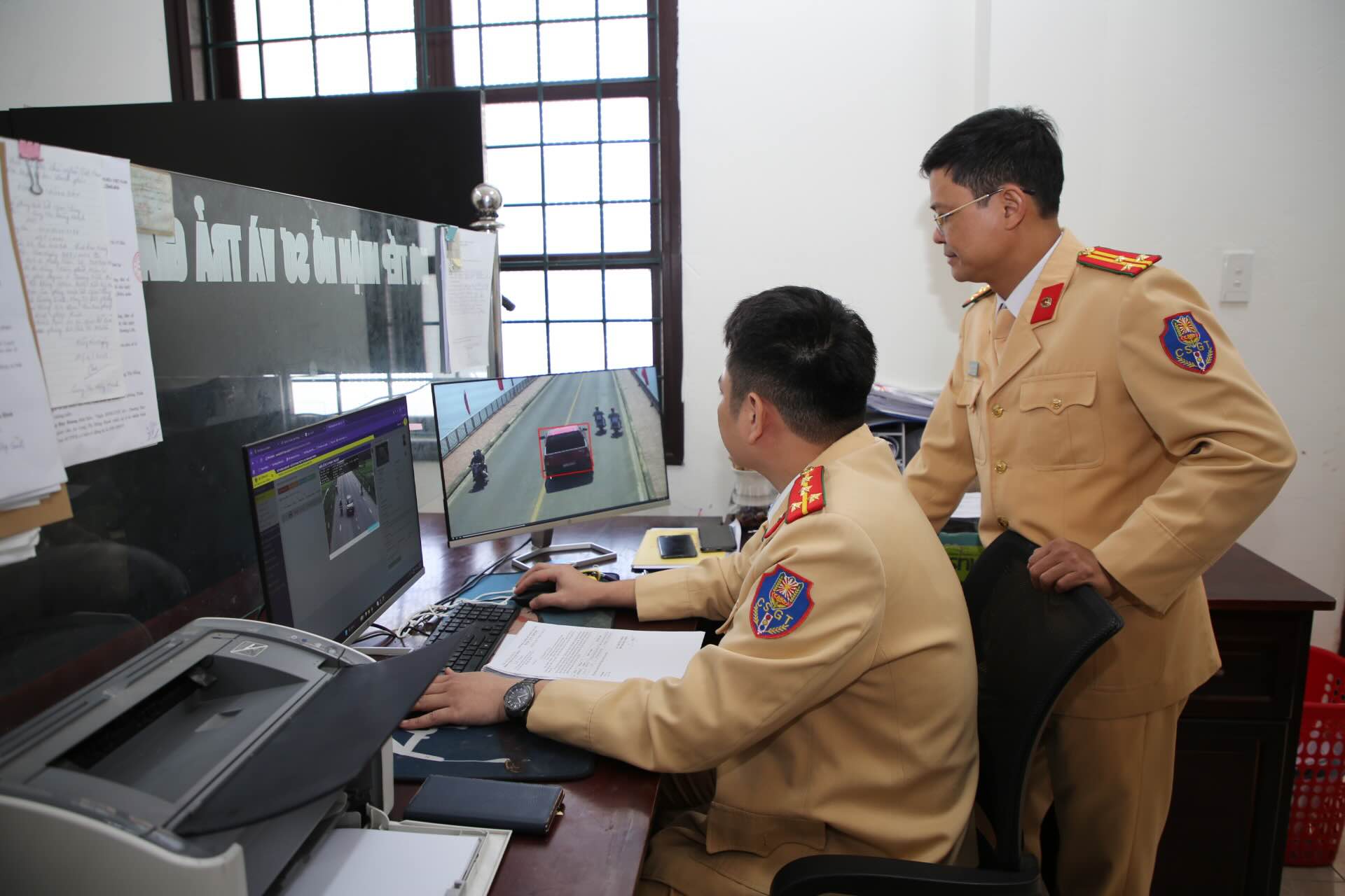 The authorities managed and supervised the camera to handle the violation at the Traffic Police Department of Quang Tri Province Police. Photo: Cong Sang