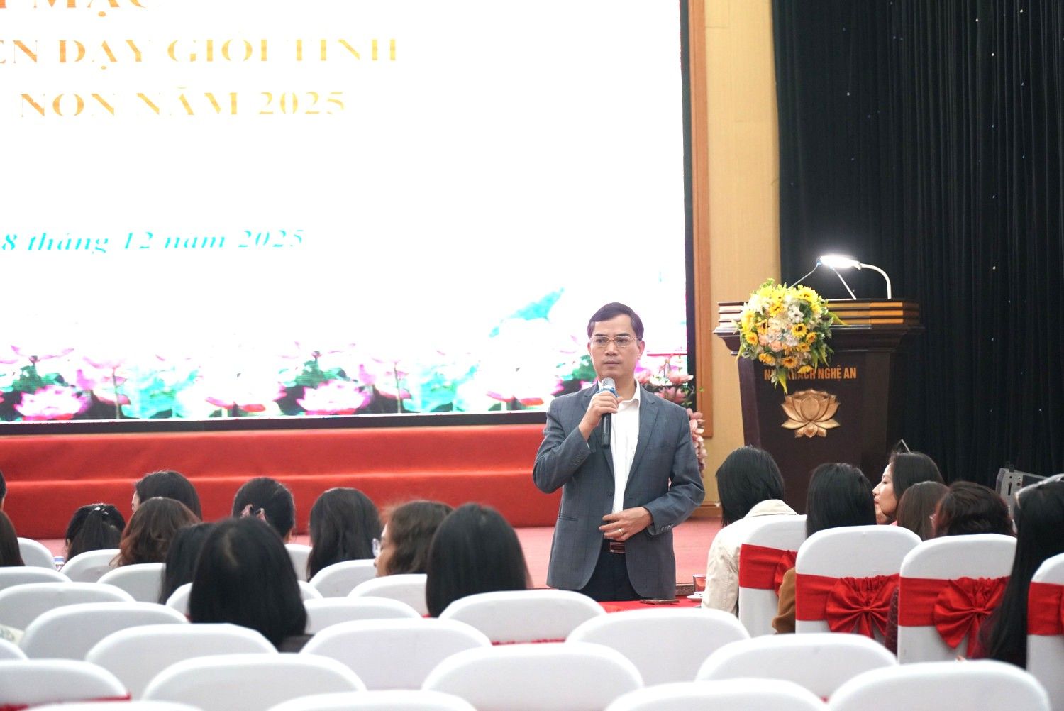 El Dr. Nguyen Van Khoa Subdirector del Departamento de Educacion y Formacion de Nghe An hablo en la ceremonia de apertura del Concurso de Maestros Excelentes a nivel provincial en el nivel de preescolar en 2025. Foto: Ngoc Anh