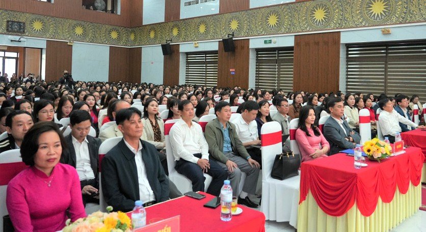 Các đại biểu và giáo viên tham dự lễ khai mạc. Ảnh: Ngọc Anh