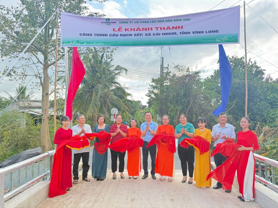Lãnh đạo BSR và chính quyền địa phương cắt băng khánh thành cầu Rạch Sếp