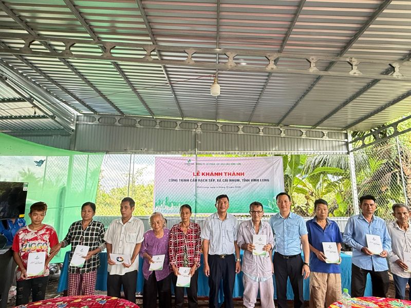 BSR trao quà hỗ trợ cho bà con có hoàn cảnh khó khăn tại xã Cái Nhum.