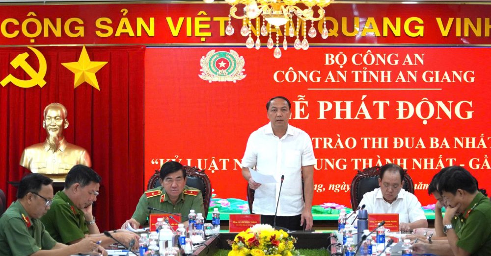 Deputy Secretary of the An Giang Provincial Party Committee Lam Minh Thanh spoke at the launching ceremony of the third emulation movement of the Public Security force. Photo: Van Si