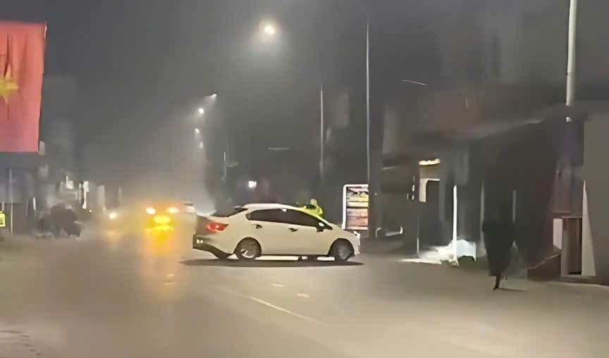 운전자는 음주 측정을 요구받자 차량을 운전하여 도주했습니다. 사진: 타이응우옌 공안