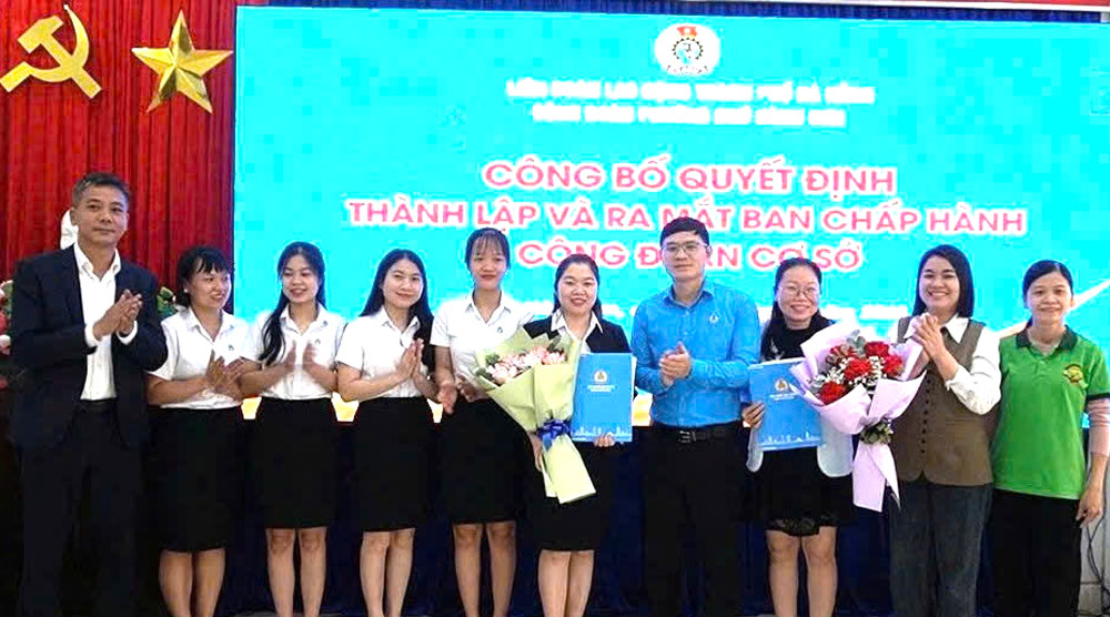 El Sindicato de la comuna de Ngu Hanh Son en Da Nang establece 2 sindicatos de base mas con 78 miembros sindicales. Foto: Sindicato de Ngu Hanh Son.