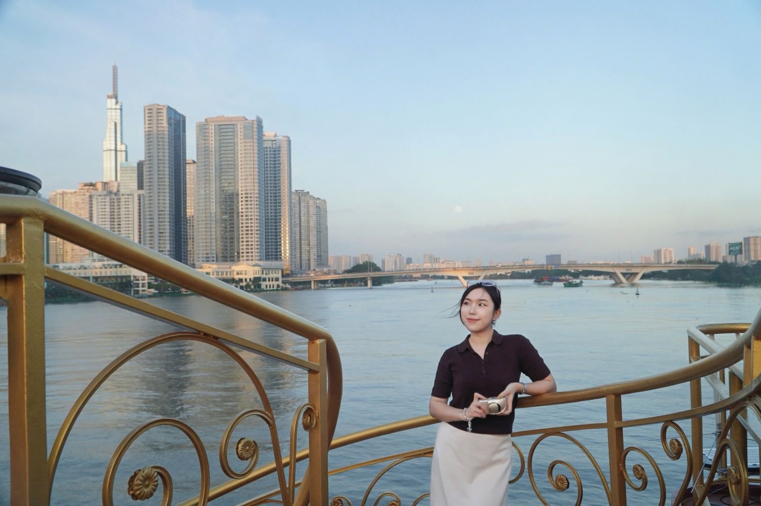 Co dip trai nghiem ngam hoang hon tren du thuyen vao dip cuoi tuan, chi Dang Dieu Thuy (phuong Tan Binh, TPHCM) chia se: “Khoanh khac thuyen troi cham va mat troi lan sau nhung toa nha khien toi thay Sai Gon dep theo mot cach rat khac, binh yen va dang nho hon nhieu so voi nhip song thuong ngay“.