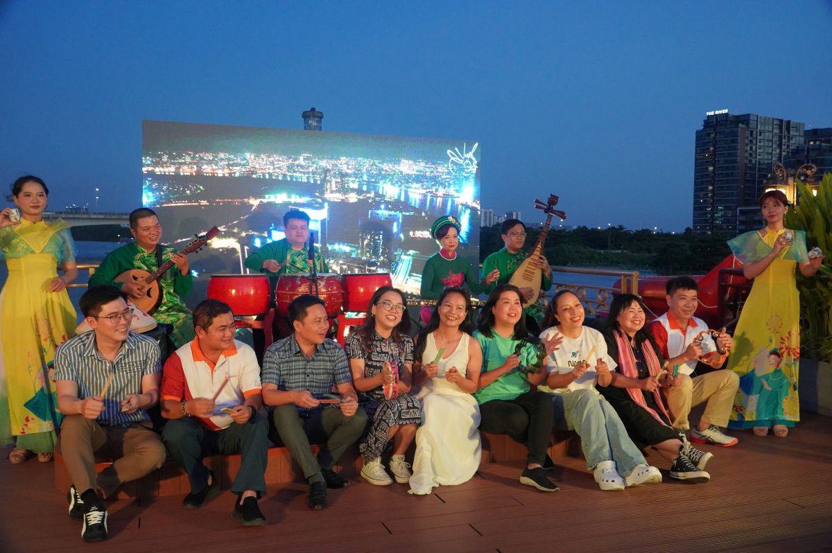 Voi lich trinh chay hang dem, du thuyen mang den trai nghiem am thuc va giai tri dac sac, giup du khach thuong ngoan ve dep TPHCM ve dem.