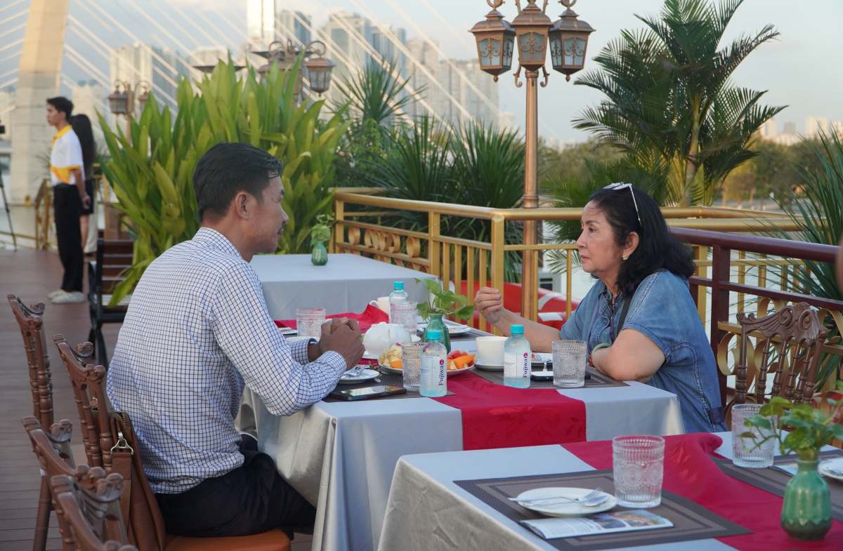 Dau thang 12, du thuyen Indochina Star cua Cong ty TNHH Thuyen buom Dong Duong duoc trien khai hoat dong tren song Sai Gon, mang den them mot lua chon tham quan va giai tri cao cap ngay giua trung tam thanh pho. Voi lich trinh chay hang dem, du thuyen mang den trai nghiem am thuc va giai tri dac sac, giup du khach thuong ngoan ve dep TPHCM ve dem.