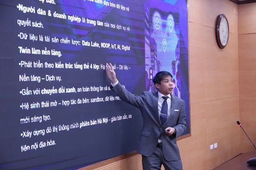 Ông Nguyễn Tuấn Huy, Phó Trưởng ban công nghệ, Công ty Viễn thông Mobifone trình bày báo cáo khái quát về dự thảo đề án. Ảnh: Khánh Phú