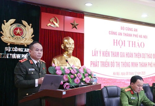 Trung tướng Nguyễn Thanh Tùng - Uỷ viên Ban Thường vụ Thành uỷ, Bí thư Đảng uỷ, Giám đốc Công an thành phố Hà Nội phát biểu khai mạc hội thảo. Ảnh: Khánh Phú