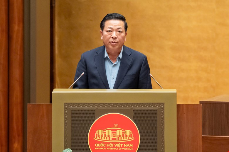 Minister of Construction Tran Hong Minh presented the Report on a number of specific mechanisms and policies, especially applied to the high-speed railway project on the North-South axis. Photo: Quochoi.vn