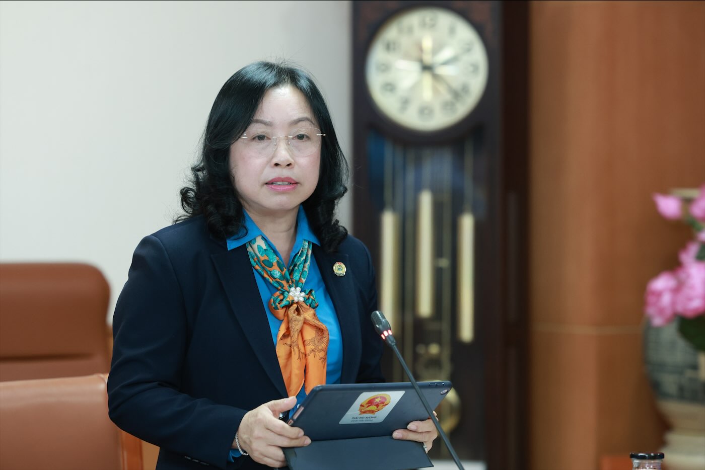 Phó Chủ tịch Thường trực Tổng LĐLĐVN Thái Thu Xương trình bày các Tờ trình tại Hội nghị. Ảnh: Hải Nguyễn