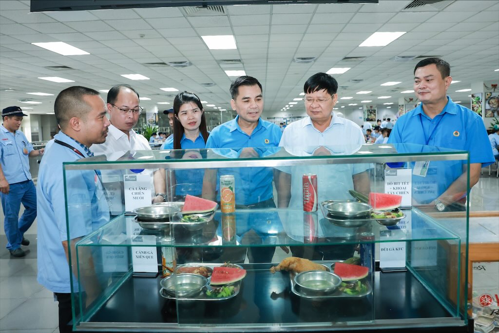 Lideres sindicales de todos los niveles inspeccionan la comida sindical de 2025. Foto: Hai Nguyen