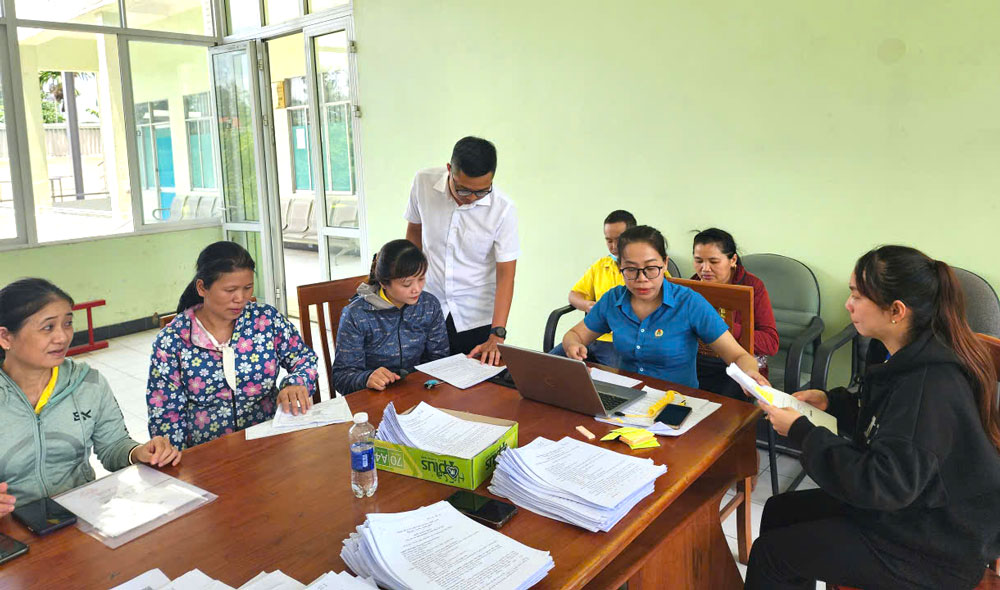 Da Nang Trade Union officials (blue shirt) support workers in completing the file to sue businesses for their rights. Photo: Tuong Minh