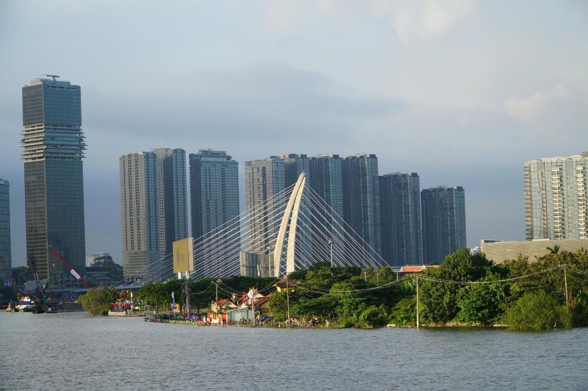 Tu tren du thuyen, du khach co the ngam nhin cac cong trinh bieu trung cua TPHCM nhu cau Ba Son, Landmark 81,...
