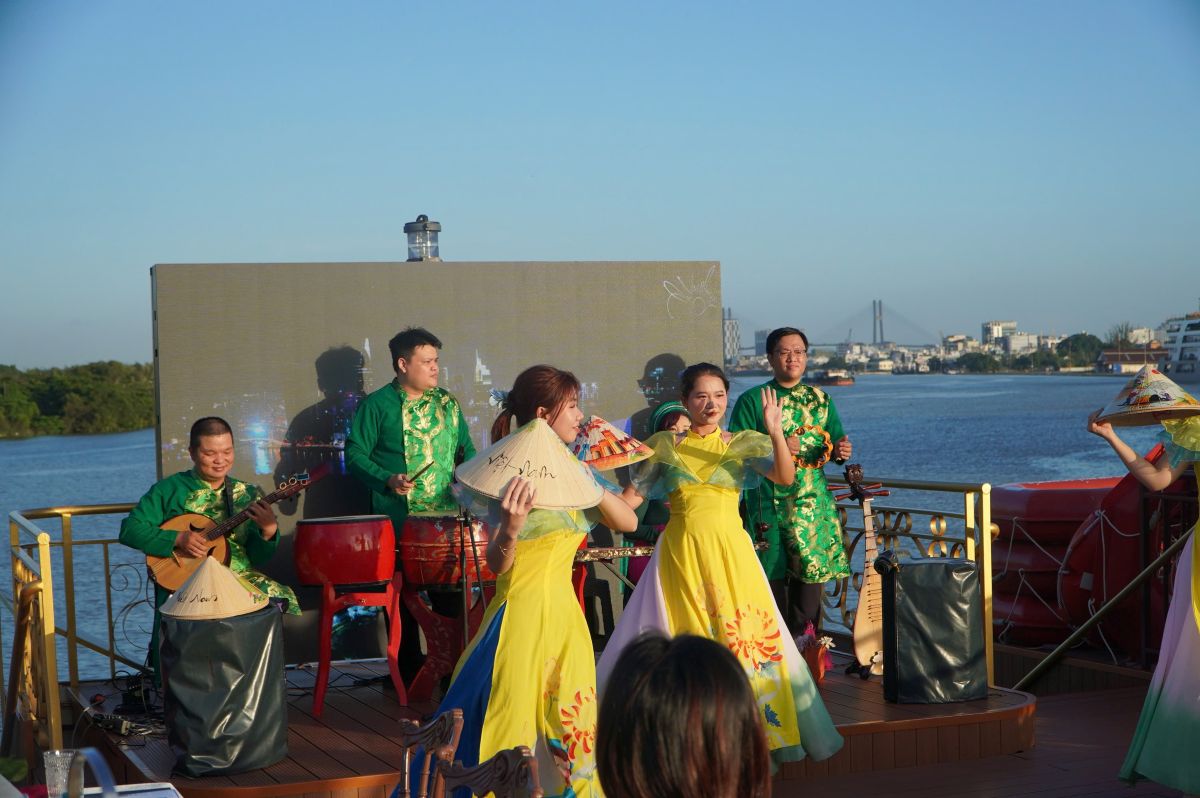 Theo ong An Son Lam, Giam doc Cong ty TNHH Thuyen buom Dong Duong, TPHCM dang thu hut nhieu nha dau tu voi cac du an du thuyen cao cap, gop phan mo rong quy mo khai thac va danh thuc tiem nang du lich song nuoc. Du kien nam 2026, luong khach se tang truong manh.