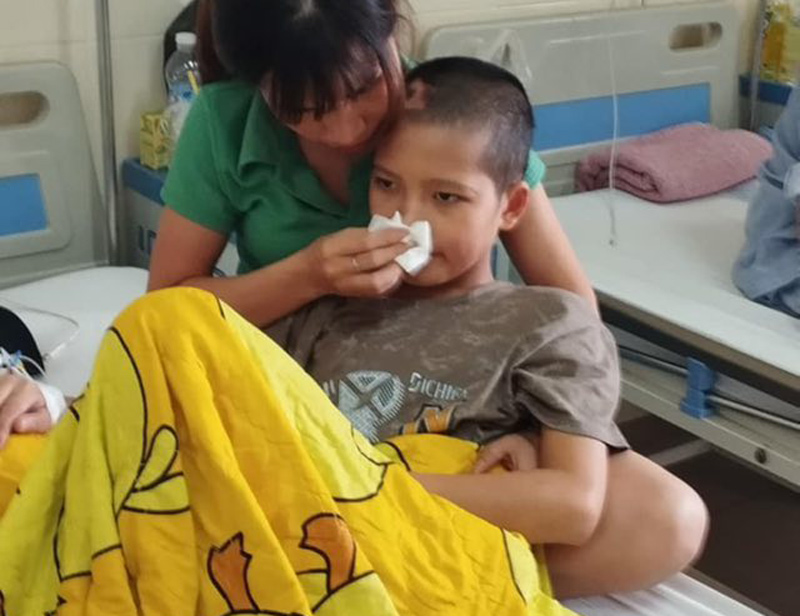 Những cơn đau liên tục hành hạ cơ thể nhỏ bé của em Nguyễn Gia Bảo. Ảnh: Đỗ Ánh