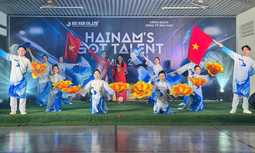 Cac thi sinh trinh dien cac tiet muc tai cuoc thi do cong doan co so to chuc. Anh: Pham Duy 