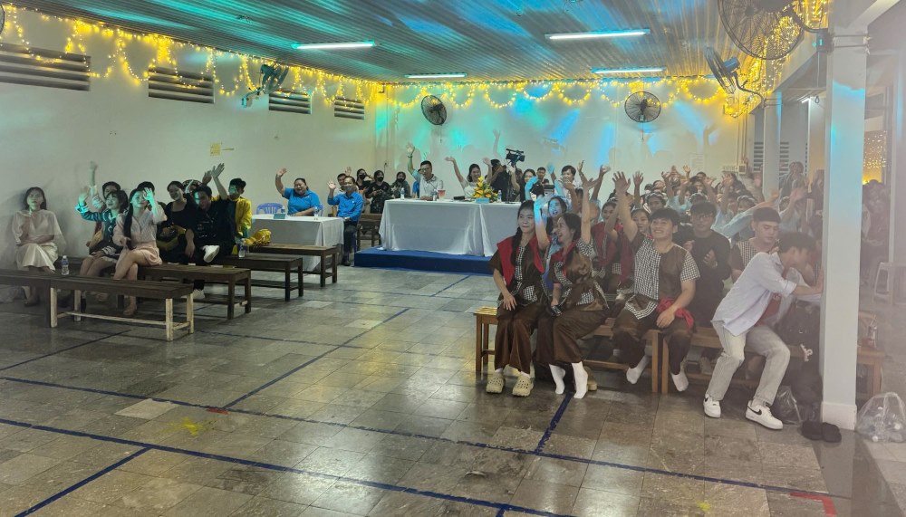 Khan gia den co vu cho cac tiet muc. Anh: Pham Duy 