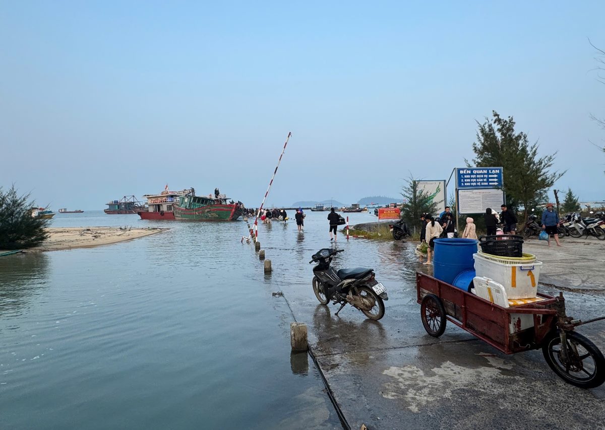 High tide, Quan Lan port bridge flooded on the morning of December 8, 2025. Photo: Nguyen Hung