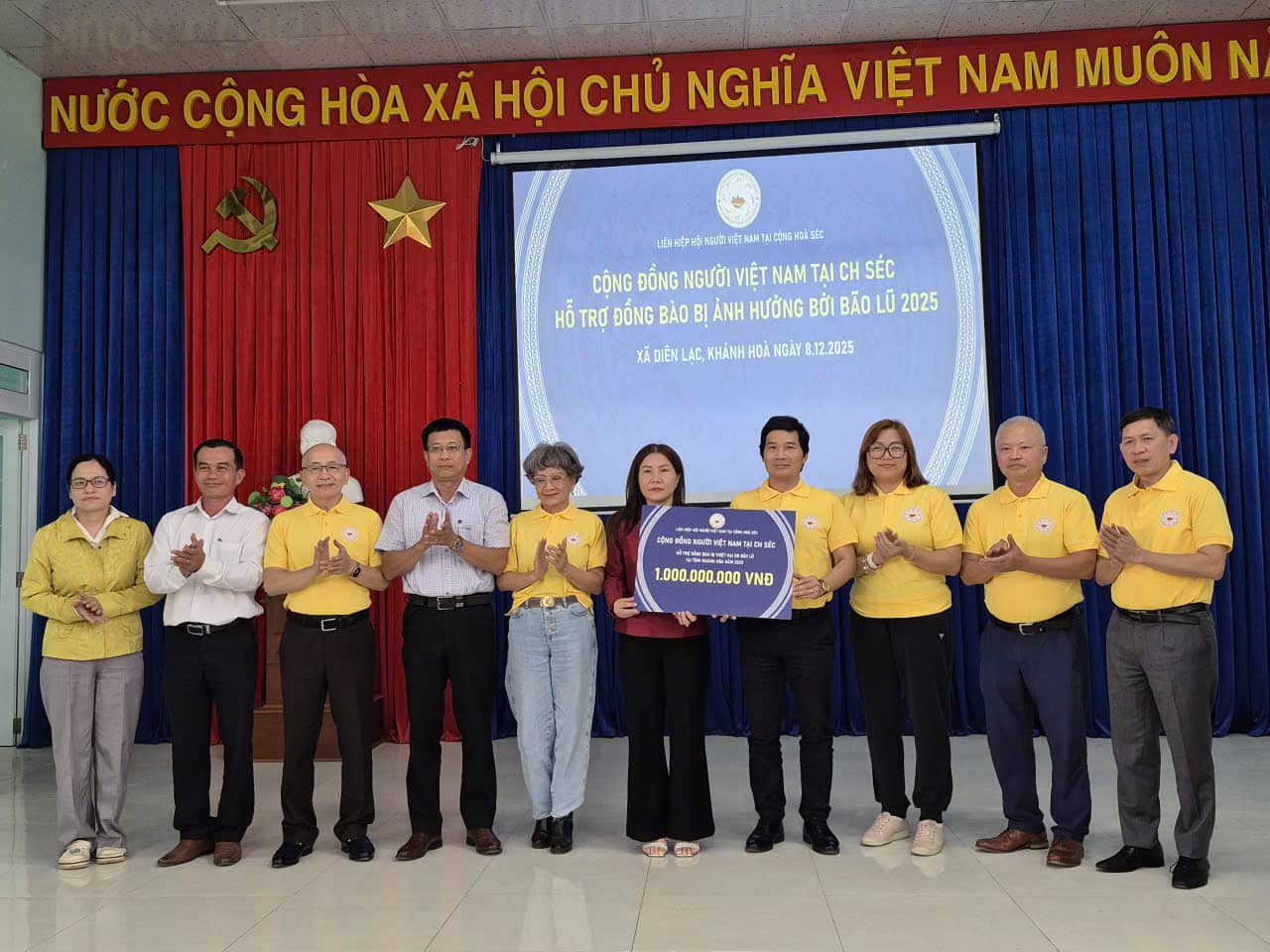 Bà Trần Thị Tú Viên - Phó Chủ tịch Ủy ban Mặt trận Tổ quốc Việt Nam tỉnh Khánh Hòa nhận bảng tượng trưng với tổng số tiền 1 tỉ đồng từ đoàn Cộng đồng người Việt Nam tại Cộng hòa Séc. Ảnh: Hữu Long