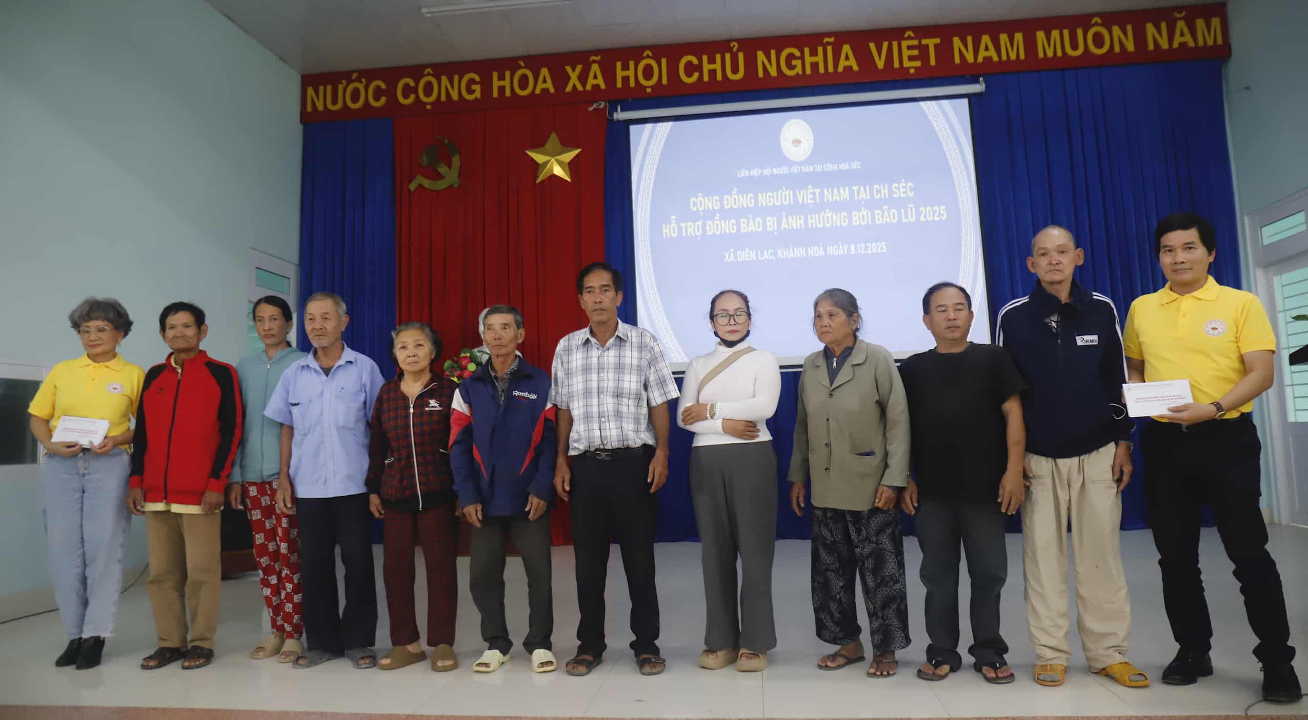 bà Trần Thị Tú Viên - Phó Chủ tịch Ủy ban Mặt trận Tổ quốc Việt Nam tỉnh Khánh Hòa đã nhận bảng tượng trưng với tổng số tiền 1 tỉ đồng từ đoàn đại diện Cộng đồng người Việt Nam tại Cộng hòa Séc.