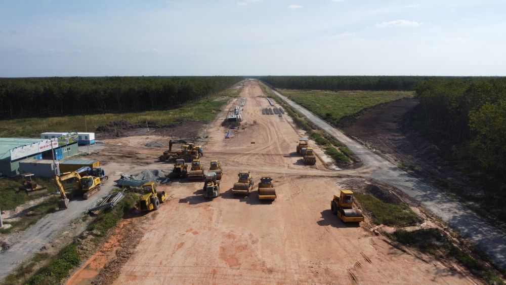 Nha dau tu dang tap trung hang chuc may moc. Anh: Dinh Trong