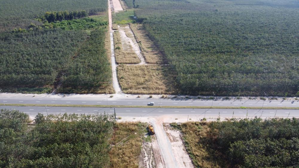 Nha thau dang thi cong doan khoang gan 10km doan qua giao voi duong tao luc Bac Tan Uyen - Phu Giao - Bau Bang. Anh: Dinh Trong