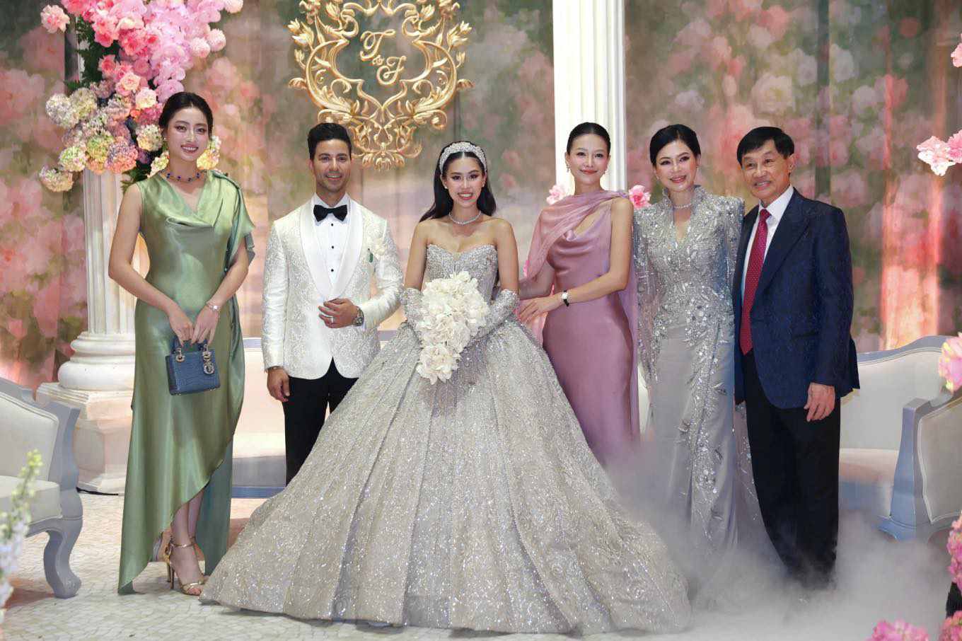 Dam cuoi Tien Nguyen quy tu nhieu nghe si noi tieng. Anh: Nhan vat cung cap.