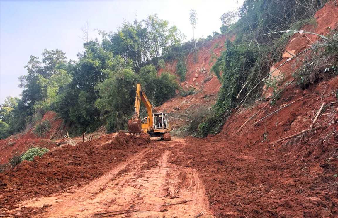 Sau hơn 5 ngày tê liệt do sạt lở, đèo Gia Bắc đã thông tuyến và cho phép một số phương tiện lưu thông. Ảnh: Phúc Khánh